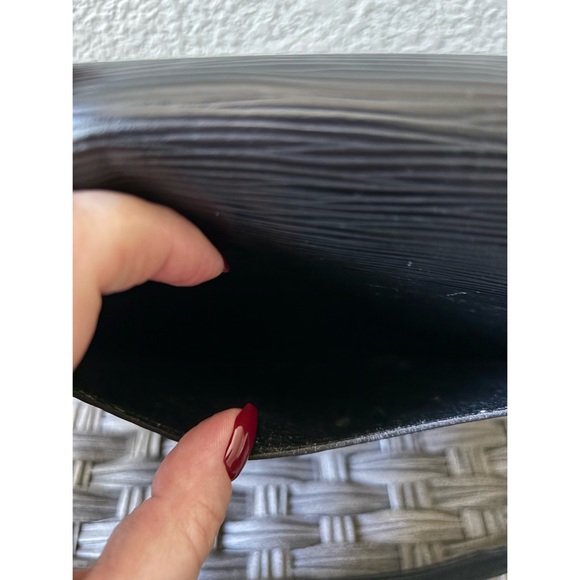 Louis Vuitton Epi St. Cloud GM Crossbody 🖤☁️ - Picture 6 of 15